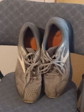 Brooks Men's Gray Sneakers with White Logo